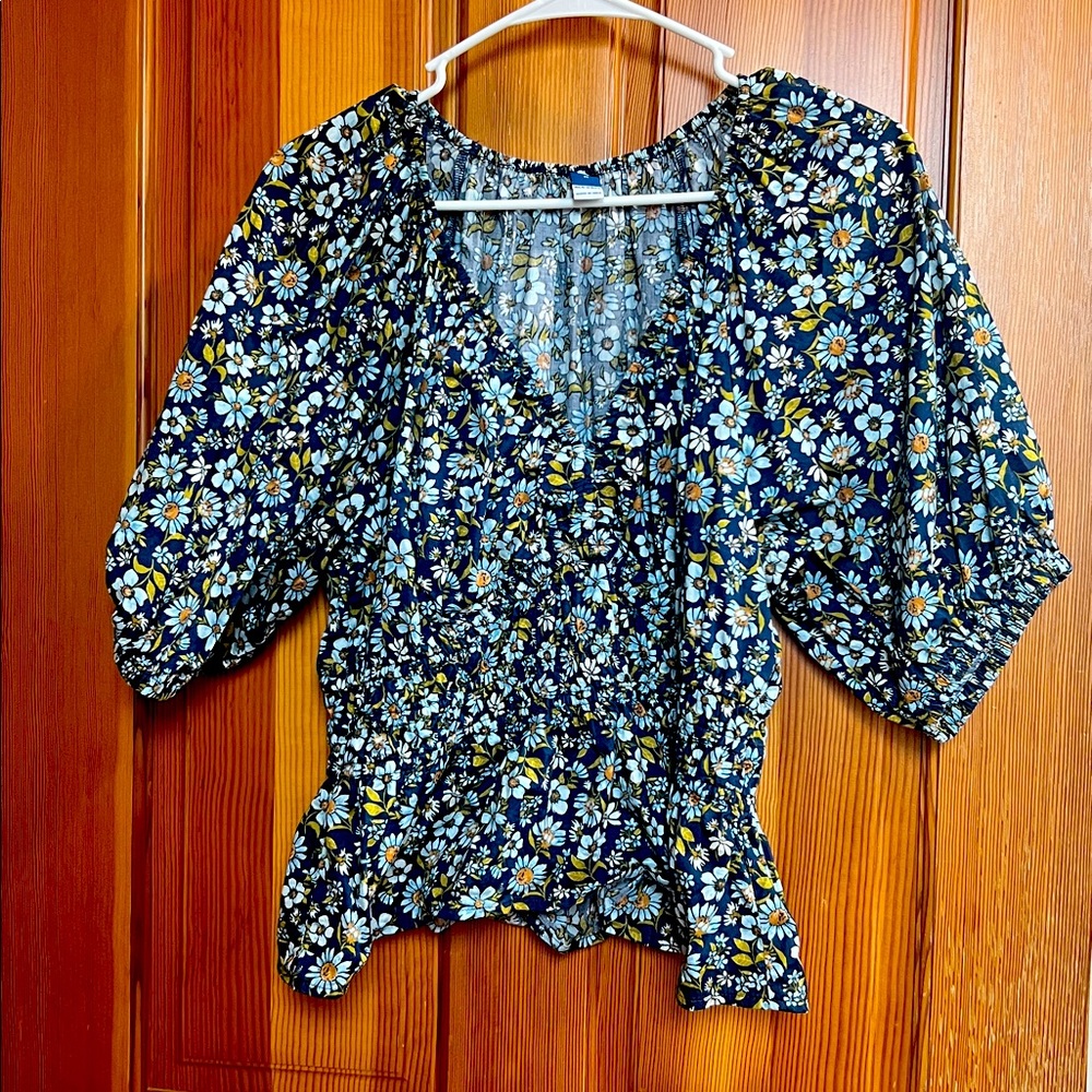 Old Navy Blouse Puff-Sleeve Smocked Floral Print Swing Top Feminine Dainty M